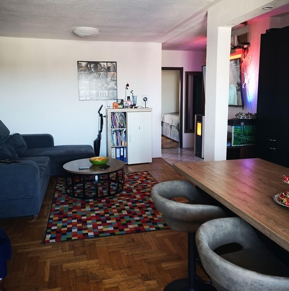 Štýlová obývačka apartmánu v Chorvátsku s moderným dizajnom a parketovými podlahami - kondominium Croatia.