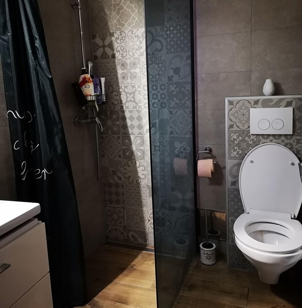 Kúpeľňa v apartmáne v Chorvátsku so sprchovým kútom a elegantnými obkladmi - moderné bývanie v Chorvátsku.