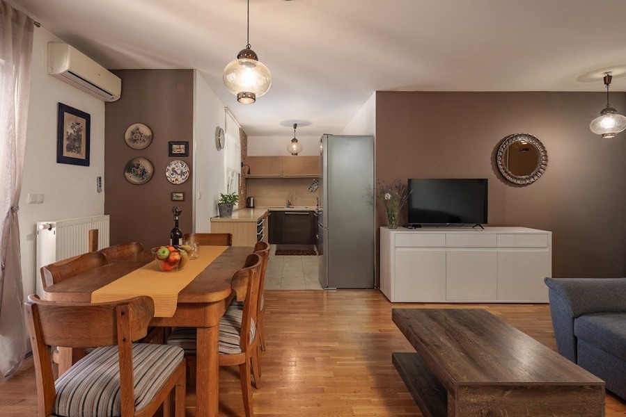 Otvorený obývací priestor s prístupom do kuchyne v byte na predaj v Chorvátsku.