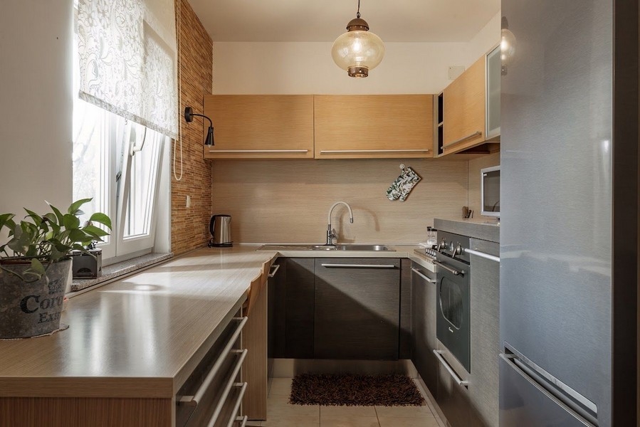 Funkčná kuchyňa s modernými spotrebičmi v byte na predaj v Chorvátsku.