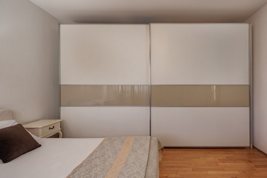 Spálňa s veľkým šatníkom a parketami na predaj v Chorvátsku.