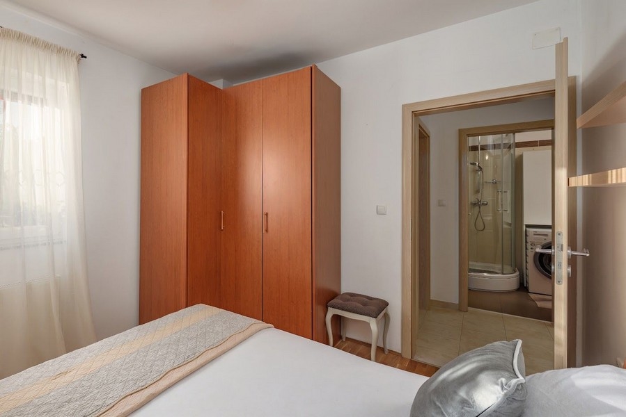Spálňa s priamym prístupom do kúpeľne v chorvátskom kondomíniu