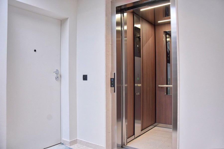 Výťahové dvere a vstupný priestor moderného strešného bytu na Istrii na predaj.