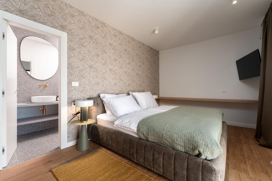 Spálňa s pripojenou šatňou v luxusnom apartmáne na Istrii, moderne a štýlovo zariadená
