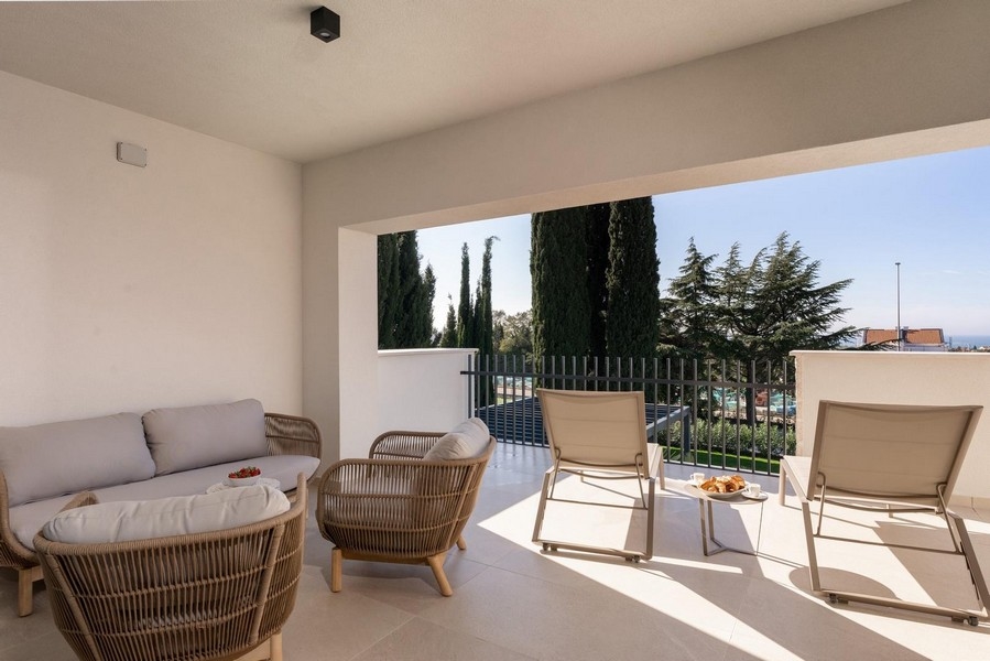 Relaxačná zóna na terase luxusného apartmánu na Istrii s výhľadom na more a pohodlným posedením