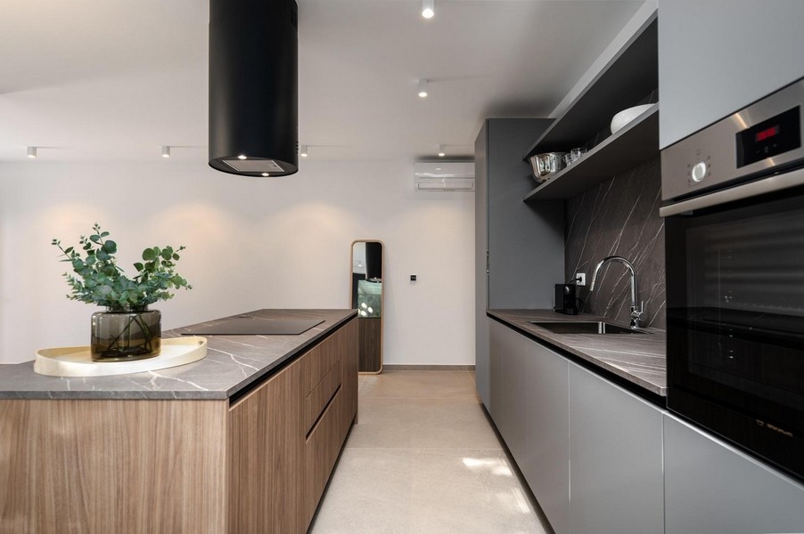 Detailný pohľad na kuchyňu na Istrii Luxusný apartmán s elegantnými povrchmi a moderným vybavením