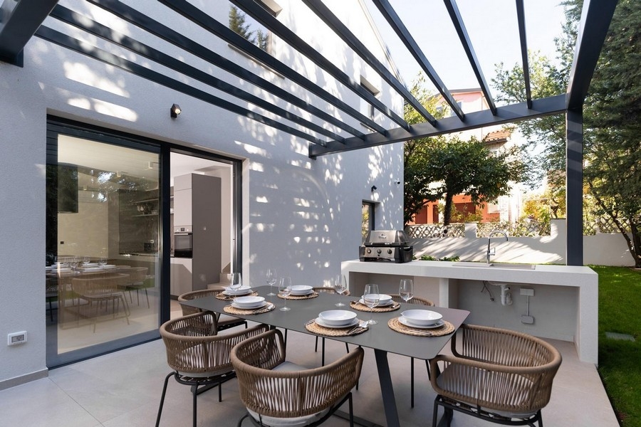 Krytá terasa luxusného apartmánu na Istrii s letnou kuchyňou a vonkajším jedálenským kútom
