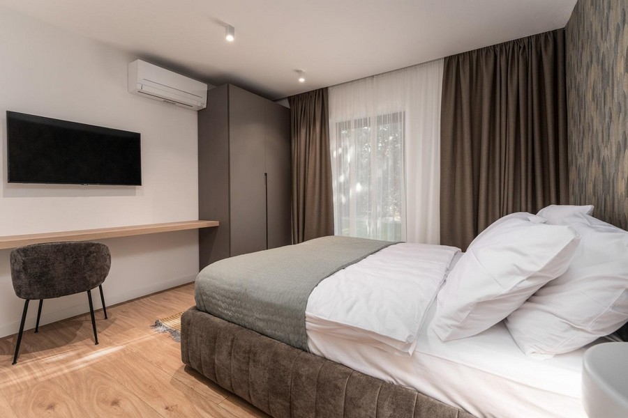 Spálňa v luxusnom apartmáne na Istrii s jemným osvetlením a elegantným dizajnom