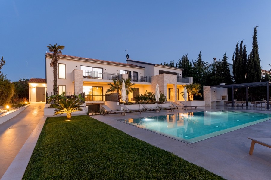 Večerné osvetlenie luxusných apartmánov s bazénom na Istrii