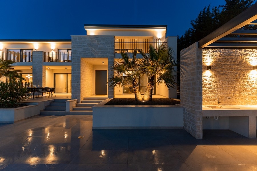 Vonkajší priestor luxusnej nehnuteľnosti na Istrii s letnou kuchyňou a osvetlením