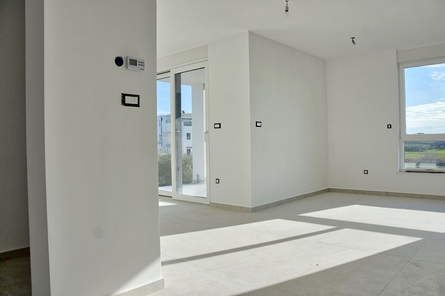 Elegantná izba plná svetla vo vysokokvalitnom apartmáne na Istrii s minimalistickým dizajnom a prístupom na terasu