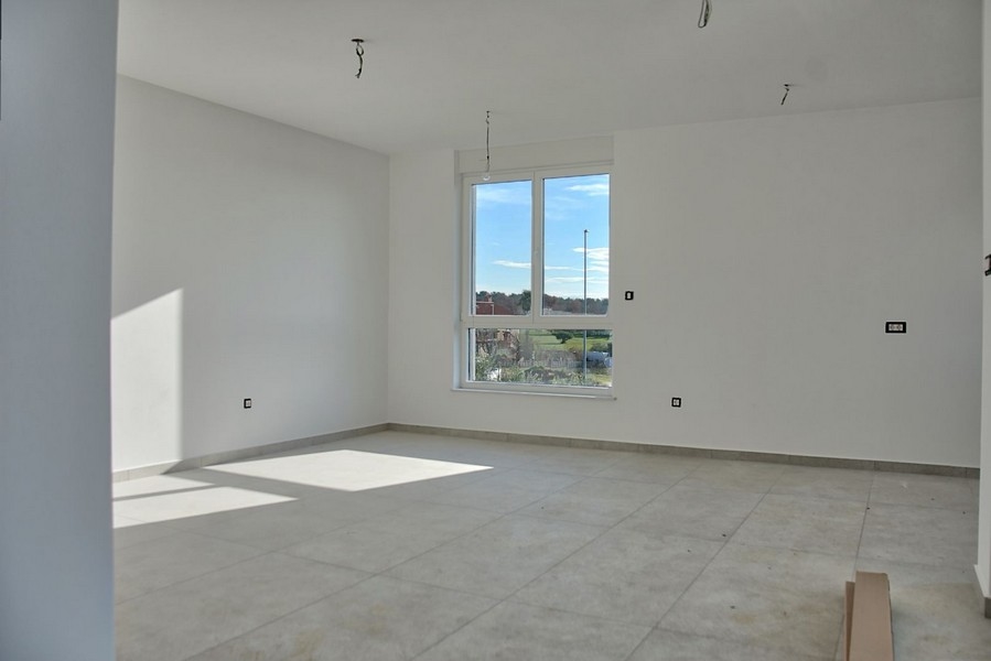 Luxusná izba s veľkými oknami a množstvom prirodzeného svetla, ktorá je súčasťou exkluzívneho rezidenčného komplexu na Istrii