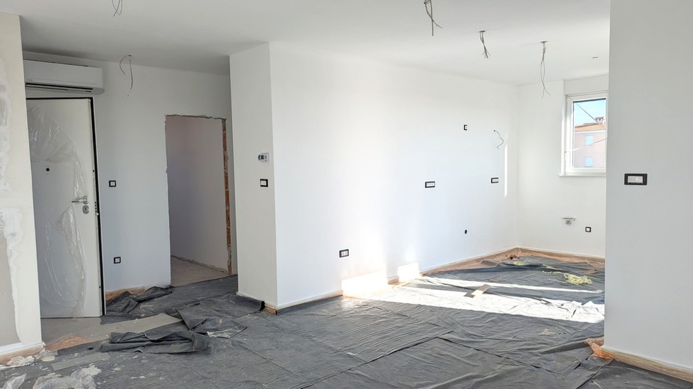 Veľká izba v príprave na finálne zariadenie vo vysokokvalitnej luxusnej rezidencii na Istrii