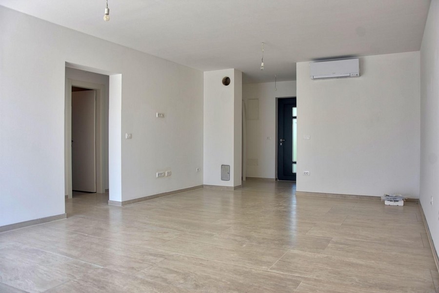 Priestranný obývací priestor s klimatizáciou a neutrálnou farebnou schémou, nehnuteľnosť v Poreči