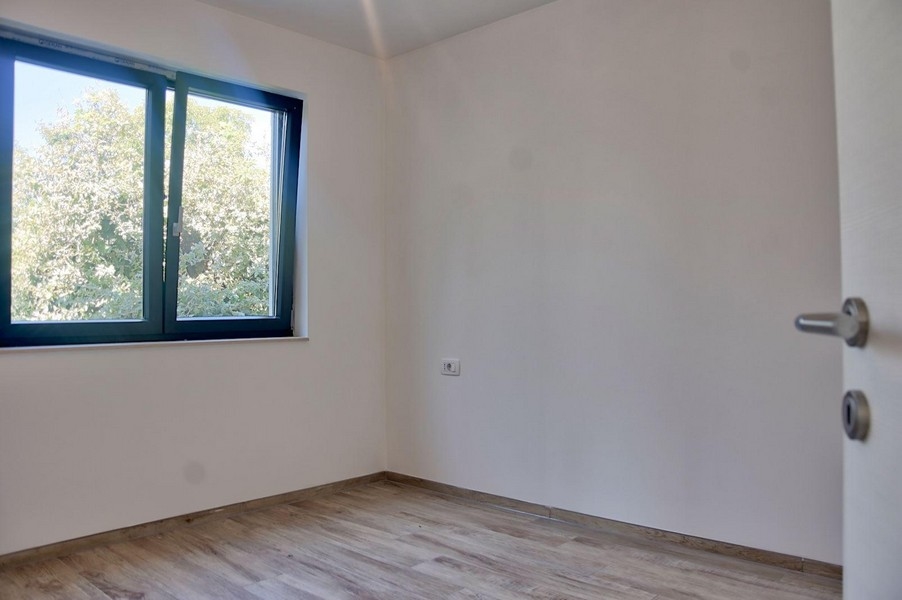 Druhá spálňa s výhľadom z okna do zelene, súčasť ponuky nehnuteľností v Poreči