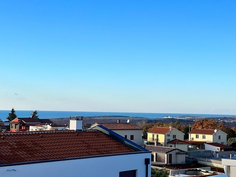 Pohľad na strechy Poreču s výhľadom na more v pozadí, nehnuteľnosť Poreč