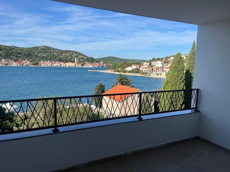 Výhľad na more z nového apartmánu v Tisne, ideálneho na nákup v Chorvátsku