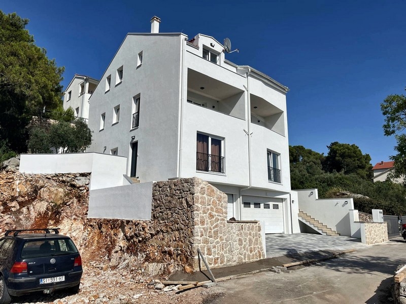 Vonkajší pohľad na nehnuteľnosť, moderná fasáda s garážou a schodiskom