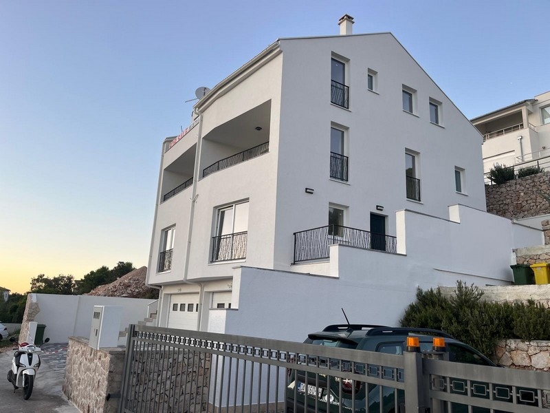 Pohľad z rozostavaného bytu v blízkosti mora na predaj v Tisne, Chorvátsko