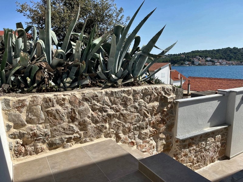 Stredomorské prvky na dome.