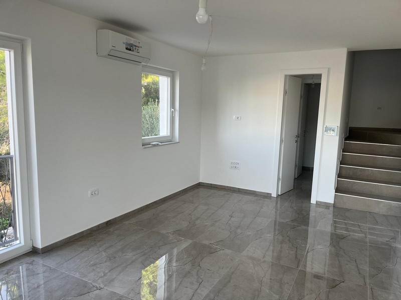 Obývacia izba s kvalitnou dlažbou.