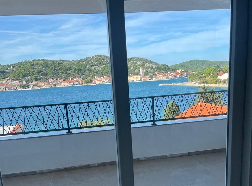 Výhľad na more z terasy ubytovacieho zariadenia.