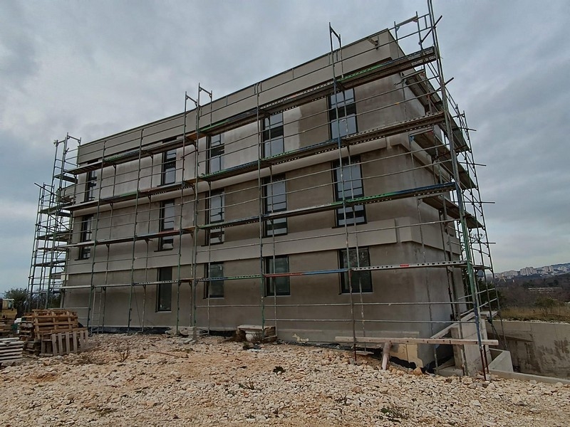 Bočný pohľad na nehnuteľnosť vo výstavbe v Chorvátsku s viditeľnými konštrukčnými prvkami