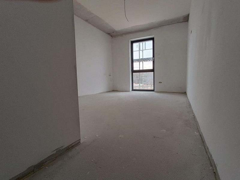 Svetlá, prázdna izba v novej budove, ktorá je súčasťou nehnuteľnosti v Chorvátsku