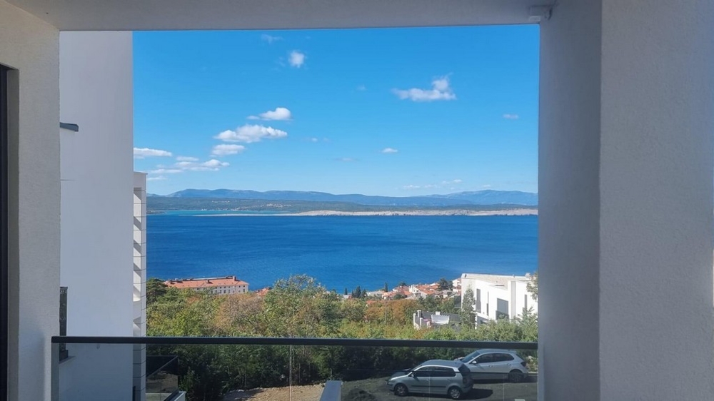 Výhľad na more cez otvor z terasy chorvátskeho apartmánu.