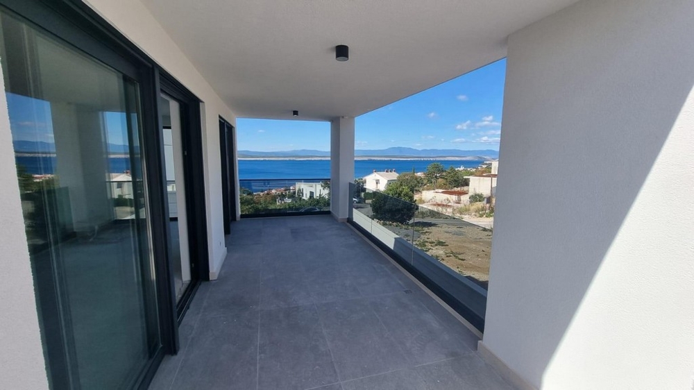 Krytá terasa moderného apartmánu v Chorvátsku s výhľadom na more a okolie.