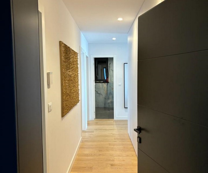 Predsieň v byte s drevenými podlahami a umeleckou stenou na predaj v Rijeke, Chorvátsko.