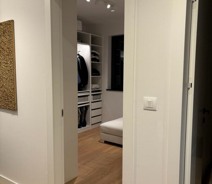 Pohľad do šatne z chodby bytu na predaj v Rijeke, Chorvátsko.