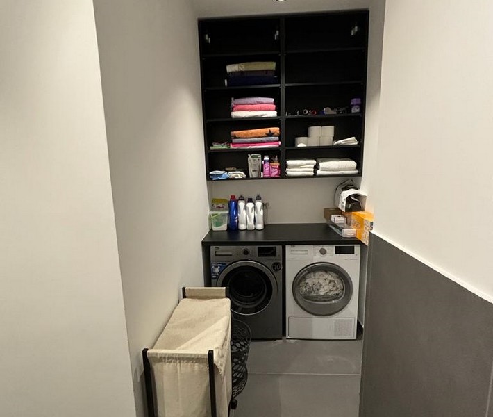 Práčovňa s práčkou a vstavanou skriňou na uteráky, časť bytu na predaj v Rijeke, Chorvátsko.