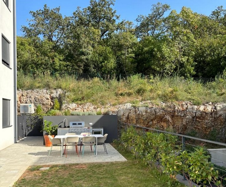 Záhradná časť s vonkajšou kuchyňou a sedením, časť bytu na predaj v Rijeke, Chorvátsko.