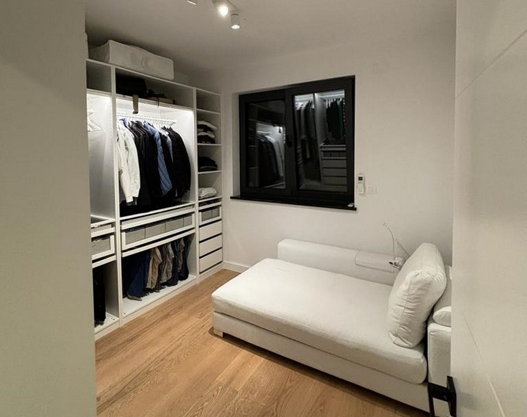 Kompaktná hosťovská izba s bielou rozkladacou pohovkou a vstavanou skriňou, nehnuteľnosť v Rijeke, Chorvátsko.