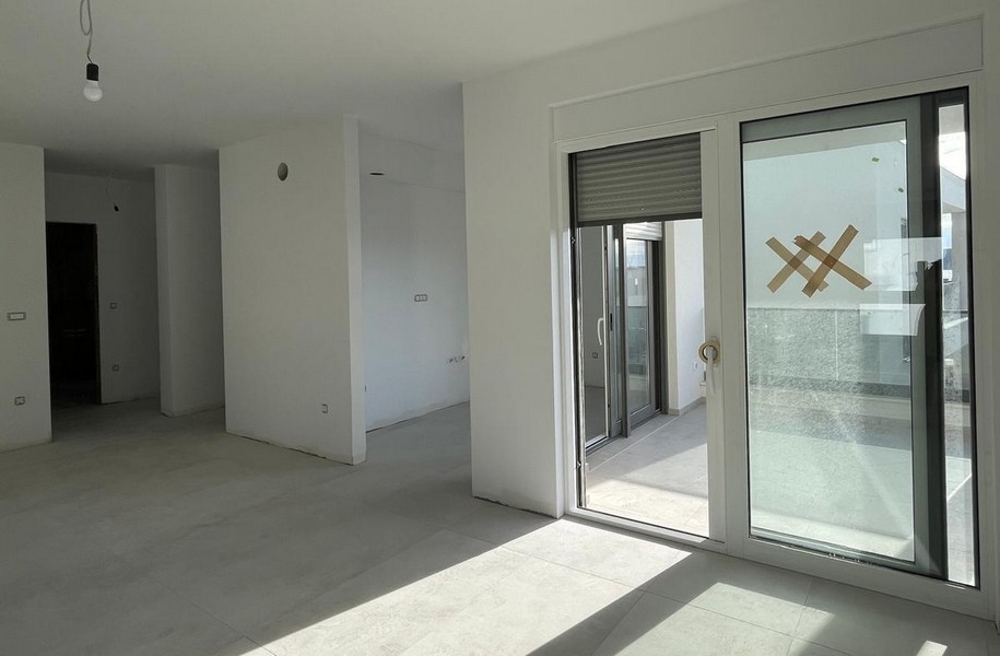 Novostavba bytového domu v Chorvátsku, realitný development za slnečného dňa