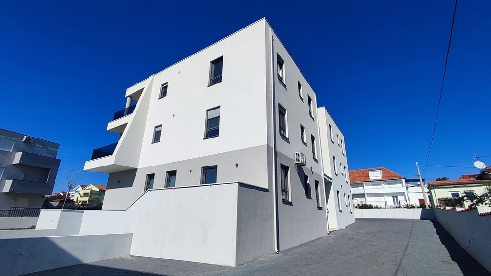 Interiérové ​​práce na škrupinovej budove s výhľadom na more v Chorvátsku