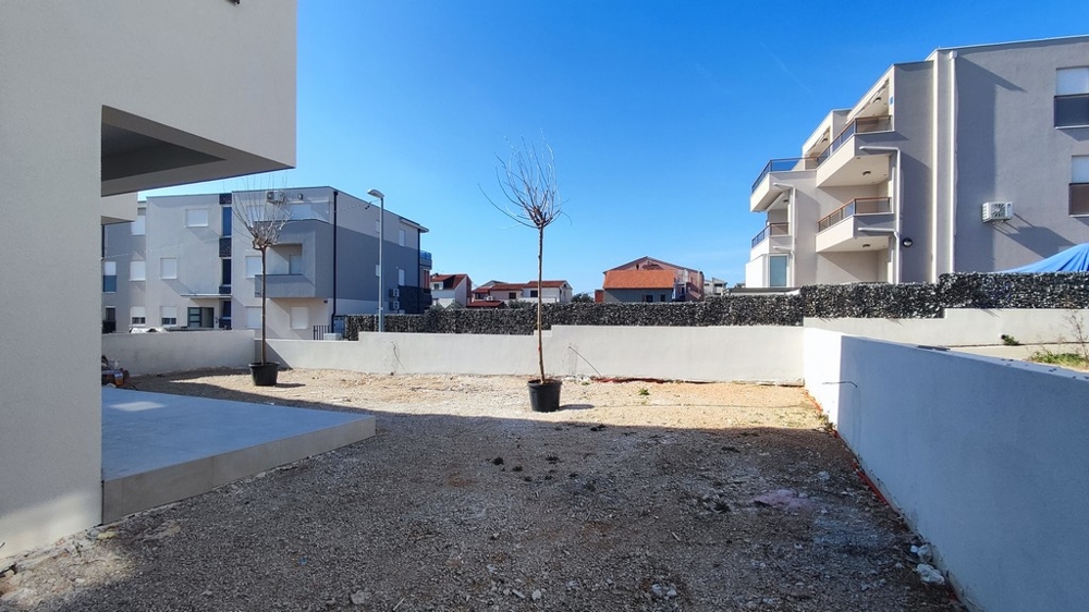 Výhľad na more cez nedokončenú nehnuteľnosť v Chorvátsku