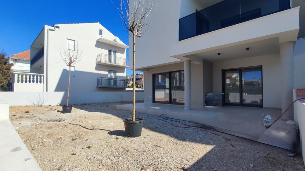 Tiene a svetlo v nedokončenej izbe chorvátskej nehnuteľnosti