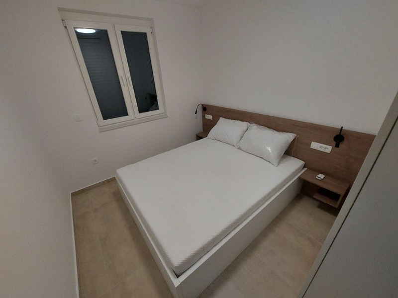 Dvojposteľová izba v strešnom apartmáne na predaj v Zadare, Chorvátsko, zariadená v minimalistickom štýle