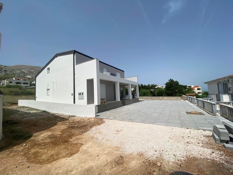 Bočný pohľad na biely byt na hornom poschodí na predaj v Pagu, Chorvátsko