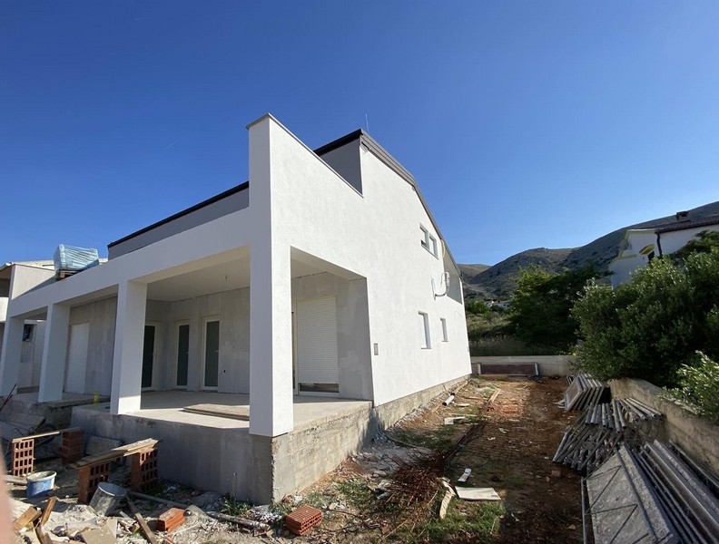 Bočný prístupový chodník k bytu na hornom poschodí na predaj v meste Pag v Chorvátsku s výhľadom na okolie