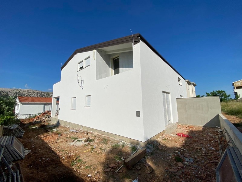 Interiér bytu na predaj na Pagu v Chorvátsku v hrubej výstavbe s viditeľným murivom a stavebným náradím