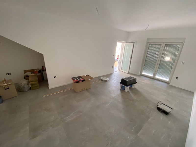 Malý balkón bytu na predaj v meste Pag v Chorvátsku s výhľadom na okolie