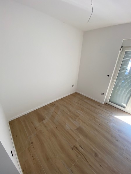 Exteriér moderného bytu na hornom poschodí na predaj v meste Pag, Chorvátsko, za slnečného dňa