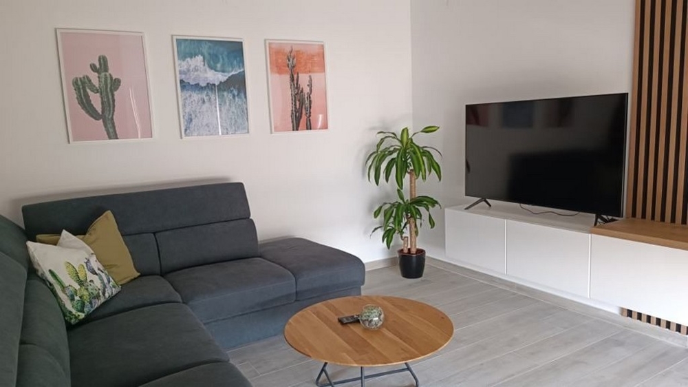 Útulná obývačka s umeleckými dielami na stene v byte na predaj neďaleko Opatije, Chorvátsko