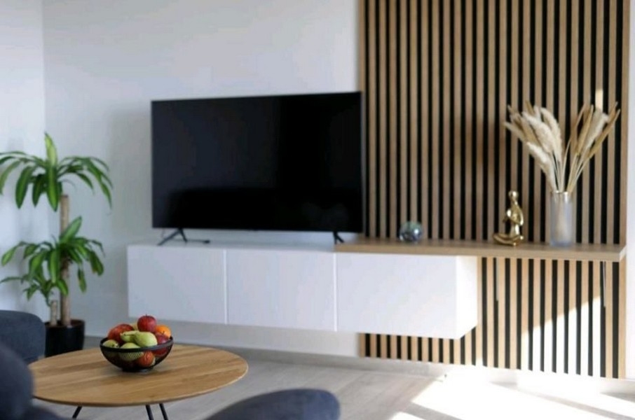 Štýlový výhľad do obývačky s moderným TV stolíkom a dekoráciami v byte, na predaj neďaleko Opatije, Chorvátsko