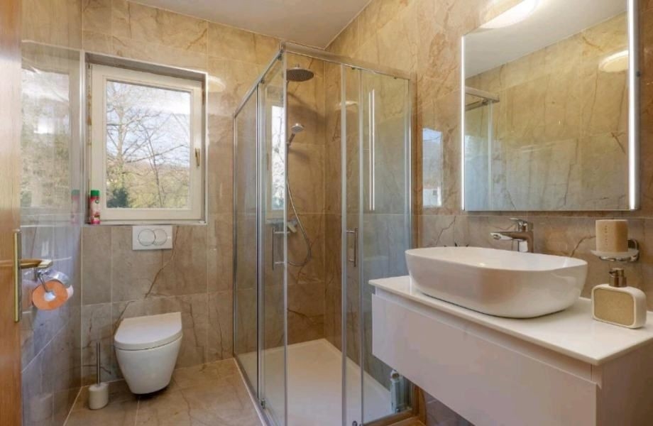 Kúpeľňa so sprchovacím kútom a moderným vybavením v byte, na predaj neďaleko Opatije, Chorvátsko