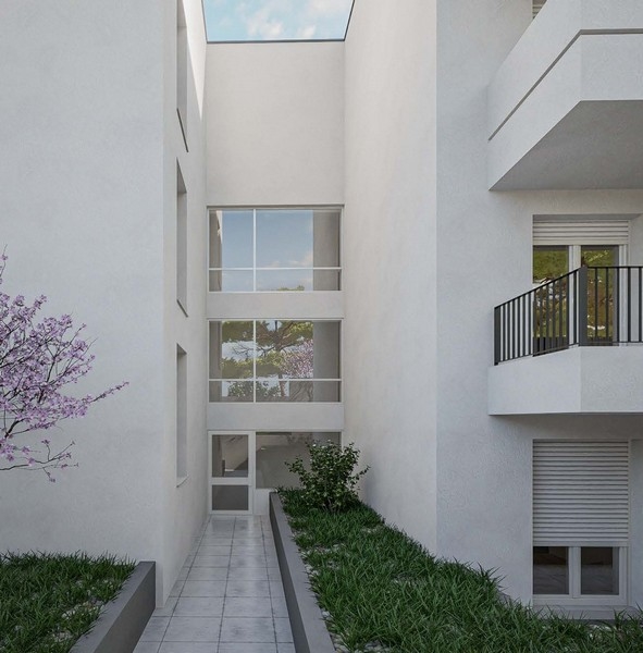 Pohľad na nádvorie novostavby bytov na predaj v Okrug Gornji na Čiove, Chorvátsko, s výhľadom na jasnú oblohu.