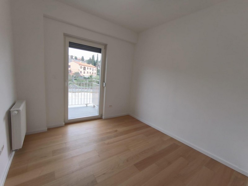 Spálňa s balkónovými dverami v Rijeke, Chorvátsko, byt na predaj